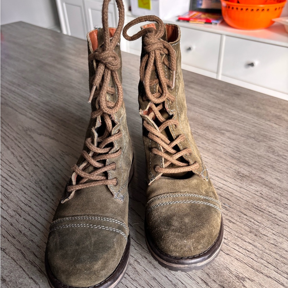 Steve Madden Olive Lace-Up Boots